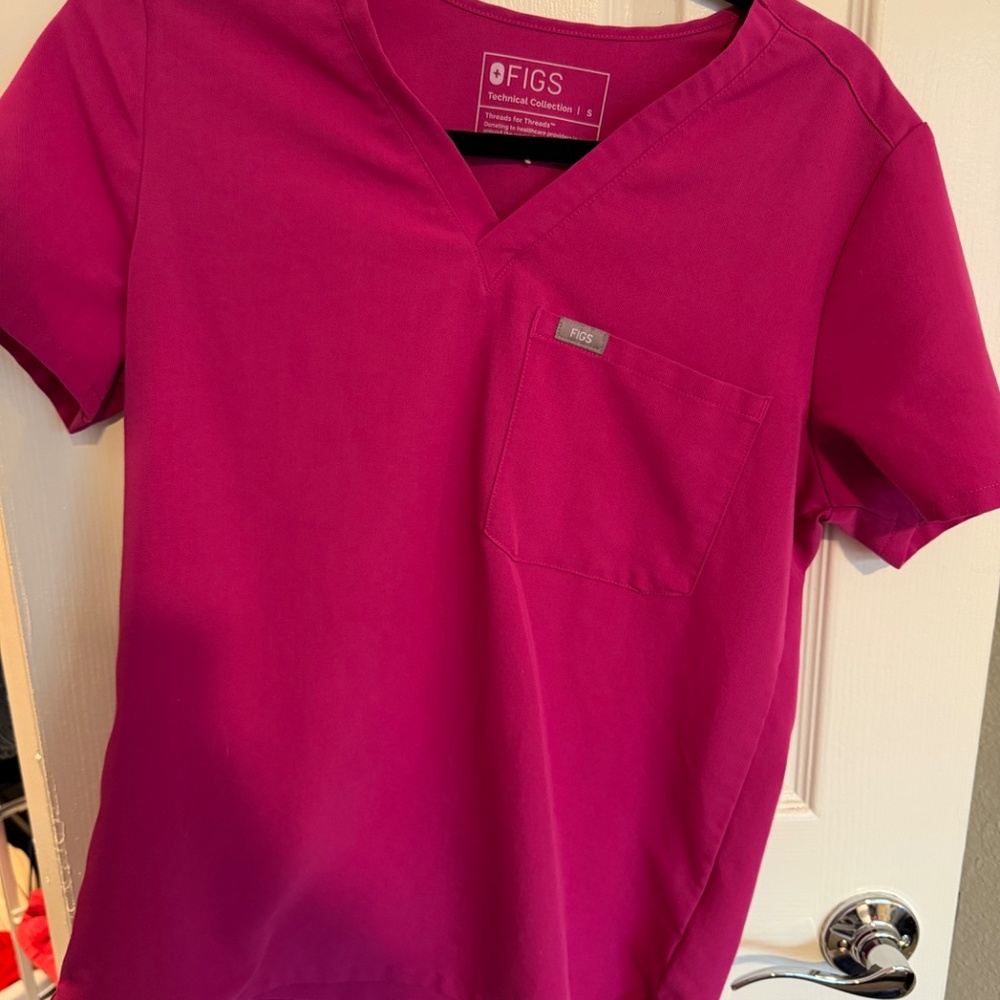Catarina One-Pocket Scrub Top- Raspberry - Picture 2 of 3